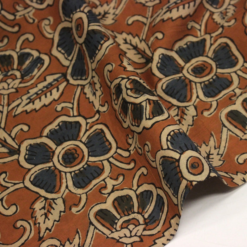 Tissu coton fin imprimé INDIENNES, fleurs bleues et écrues, fond ocre - STANDARD 100 OEKO - TEX - tissuspipi.com