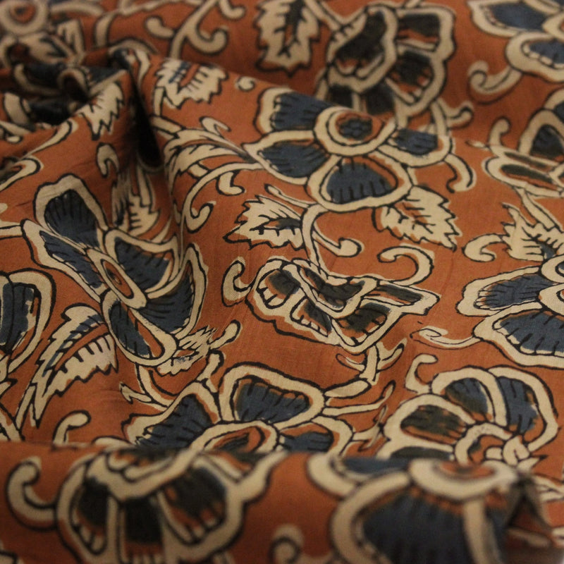 Tissu coton fin imprimé INDIENNES, fleurs bleues et écrues, fond ocre - STANDARD 100 OEKO - TEX - tissuspipi.com