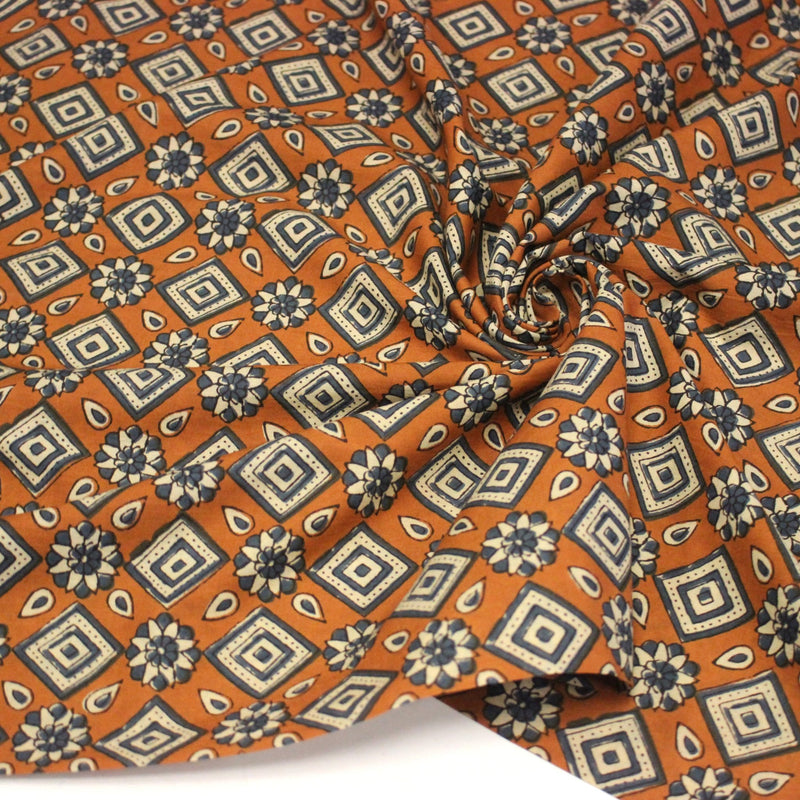 Tissu coton fin imprimé INDIENNES, losanges et fleurs écrus et bleus - STANDARD 100 OEKO - TEX - tissuspipi.com