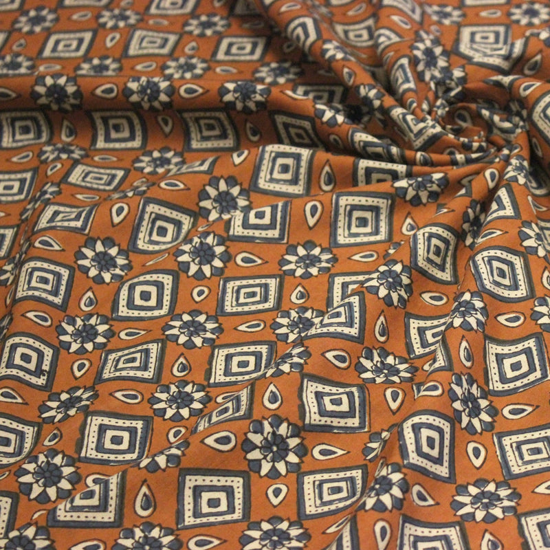 Tissu coton fin imprimé INDIENNES, losanges et fleurs écrus et bleus - STANDARD 100 OEKO - TEX - tissuspipi.com