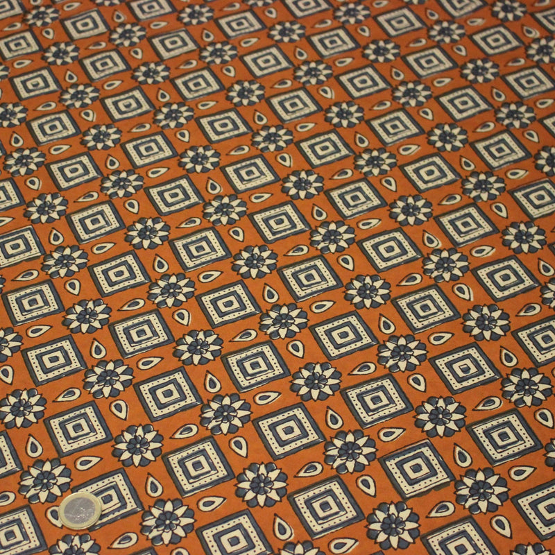 Tissu coton fin imprimé INDIENNES, losanges et fleurs écrus et bleus - STANDARD 100 OEKO - TEX - tissuspipi.com
