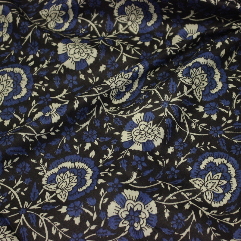 Tissu coton fin imprimé INDIENNES, noir aux fleurs traditionnelles écrues et bleues - tissuspipi.com