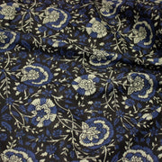 Tissu coton fin imprimé INDIENNES, noir aux fleurs traditionnelles écrues et bleues - tissuspipi.com
