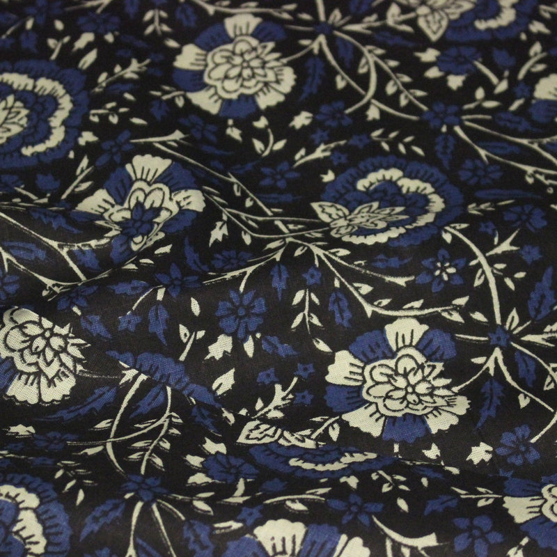 Tissu coton fin imprimé INDIENNES, noir aux fleurs traditionnelles écrues et bleues - tissuspipi.com