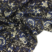 Tissu coton fin imprimé INDIENNES, noir aux fleurs traditionnelles écrues et bleues - tissuspipi.com