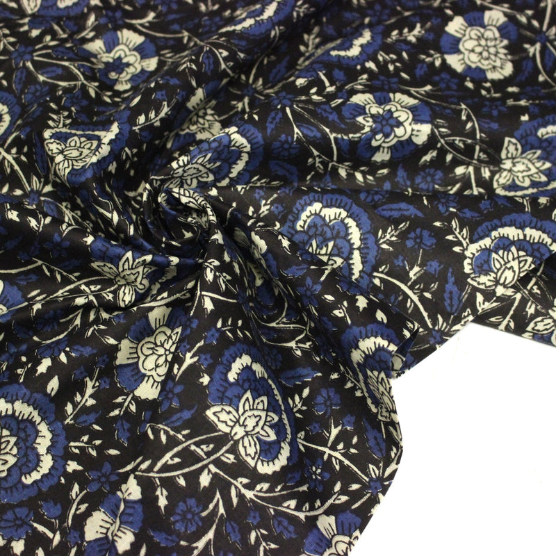 Tissu coton fin imprimé INDIENNES, noir aux fleurs traditionnelles écrues et bleues - tissuspipi.com
