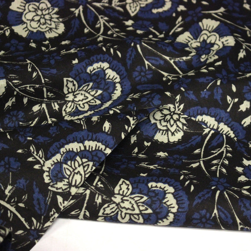Tissu coton fin imprimé INDIENNES, noir aux fleurs traditionnelles écrues et bleues - tissuspipi.com