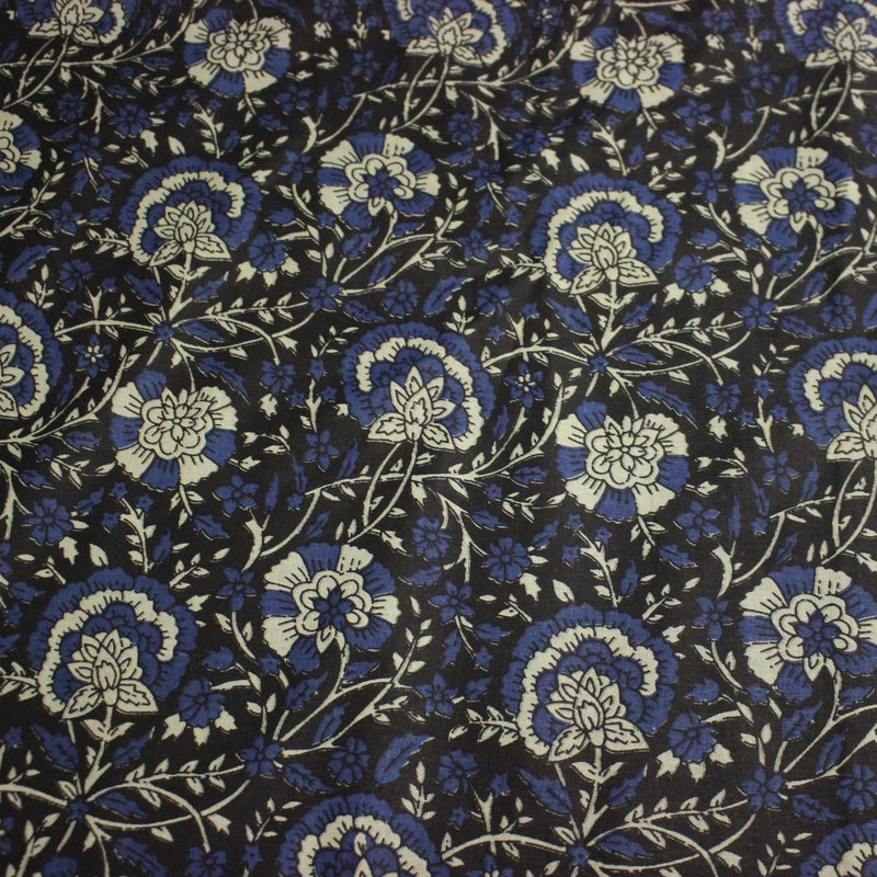 Tissu coton fin imprimé INDIENNES, noir aux fleurs traditionnelles écrues et bleues - tissuspipi.com