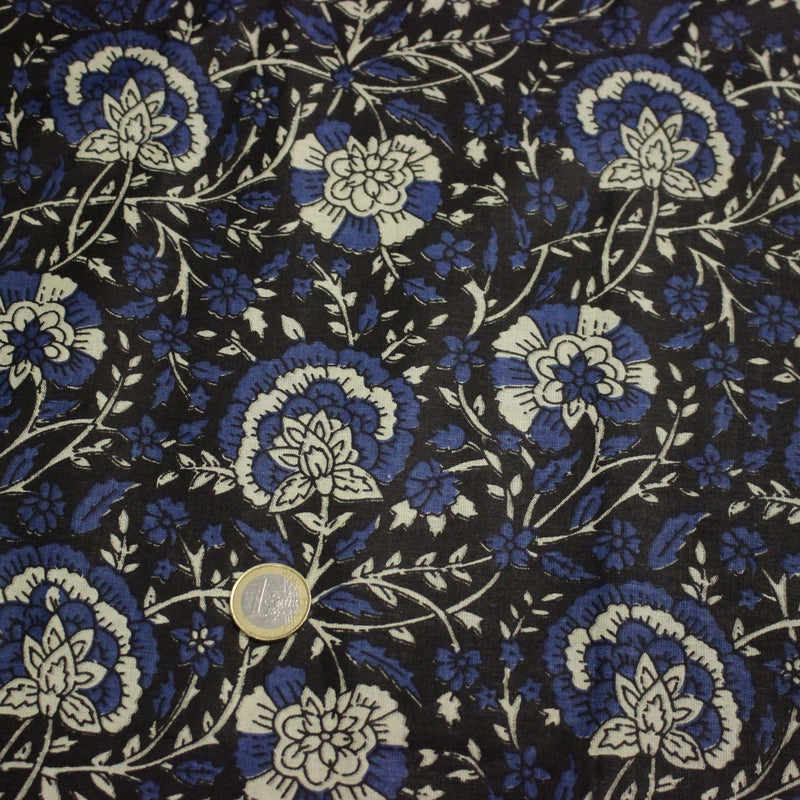 Tissu coton fin imprimé INDIENNES, noir aux fleurs traditionnelles écrues et bleues - tissuspipi.com