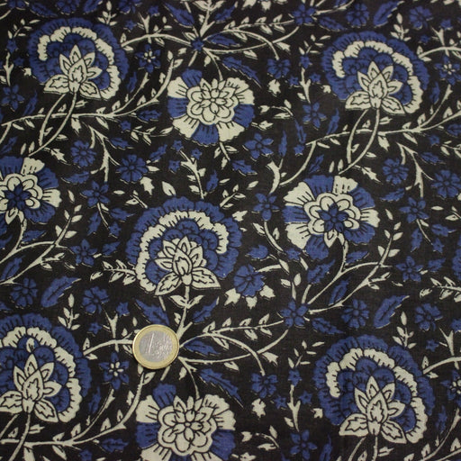Tissu coton fin imprimé INDIENNES, noir aux fleurs traditionnelles écrues et bleues - tissuspipi.com
