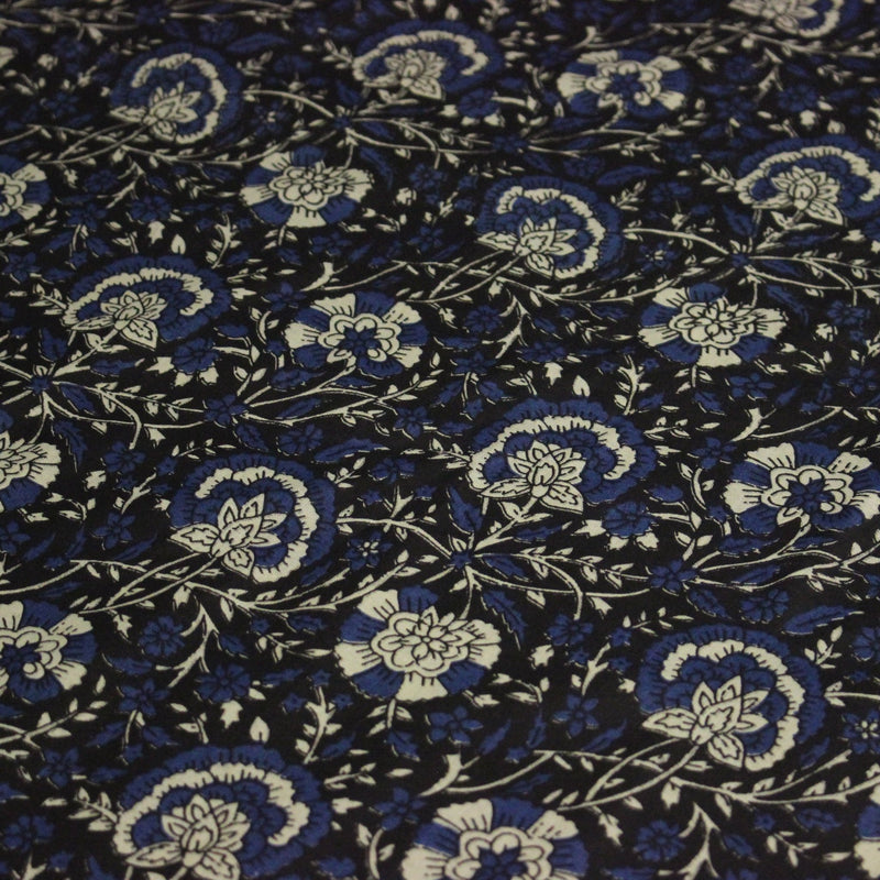 Tissu coton fin imprimé INDIENNES, noir aux fleurs traditionnelles écrues et bleues - tissuspipi.com