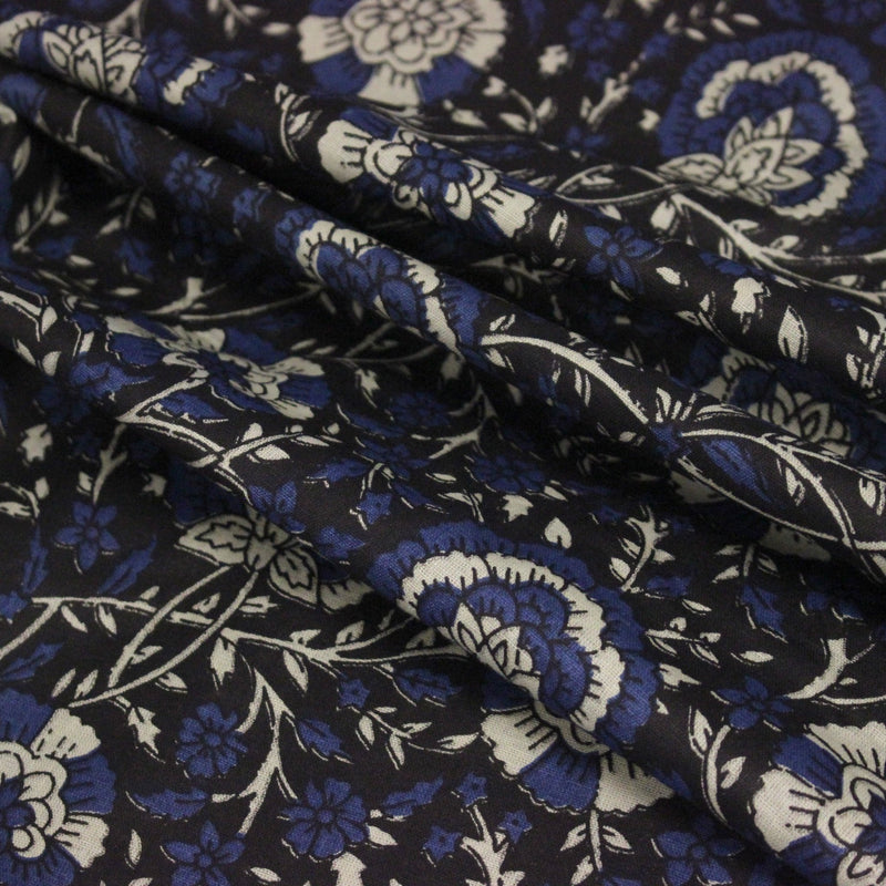 Tissu coton fin imprimé INDIENNES, noir aux fleurs traditionnelles écrues et bleues - tissuspipi.com