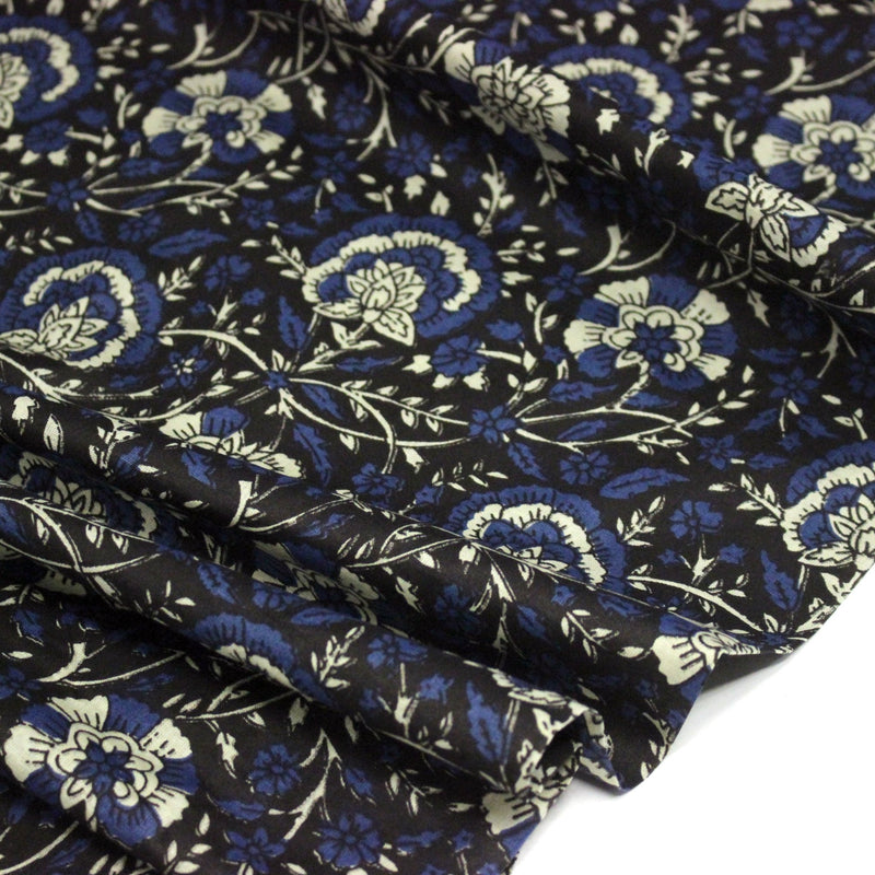 Tissu coton fin imprimé INDIENNES, noir aux fleurs traditionnelles écrues et bleues - tissuspipi.com