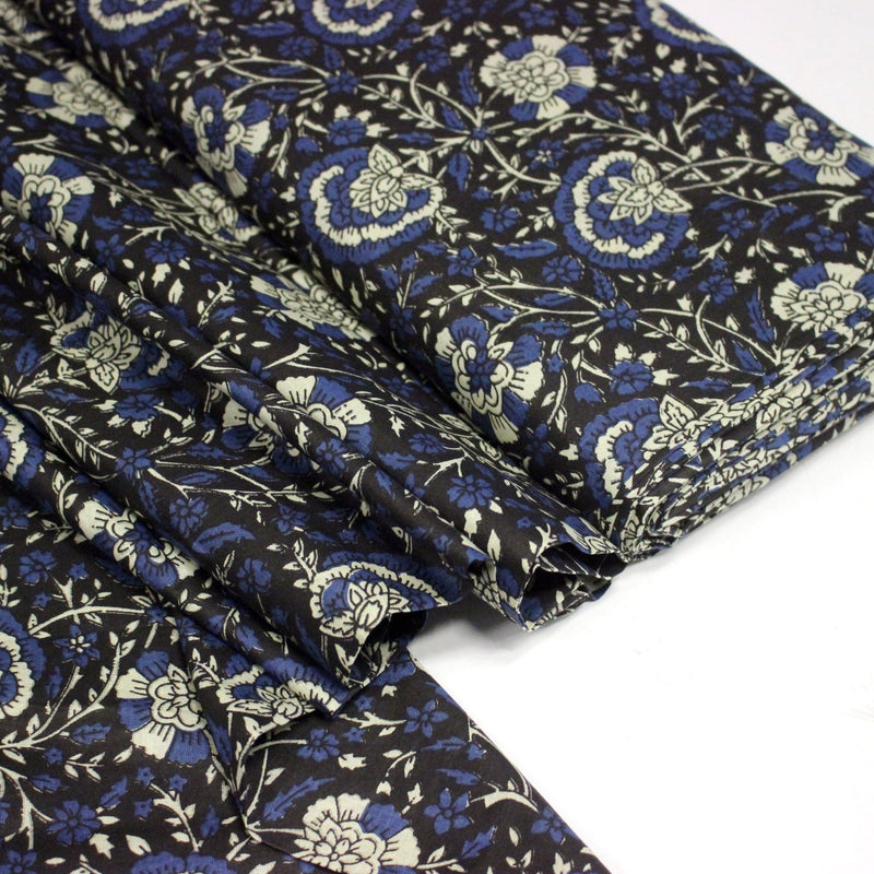 Tissu coton fin imprimé INDIENNES, noir aux fleurs traditionnelles écrues et bleues - tissuspipi.com