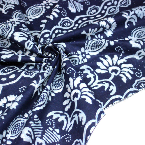 Tissu coton fin imprimé INDIENNES, bleu aux fleurs, frises et motifs géométriques bleu ciel et blancs - tissuspipi.com