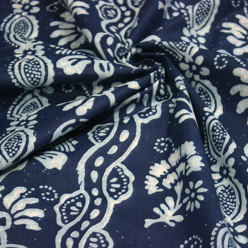 Tissu coton fin imprimé INDIENNES, bleu aux fleurs, frises et motifs géométriques bleu ciel et blancs - tissuspipi.com