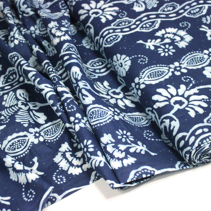 Tissu coton fin imprimé INDIENNES, bleu aux fleurs, frises et motifs géométriques bleu ciel et blancs - tissuspipi.com