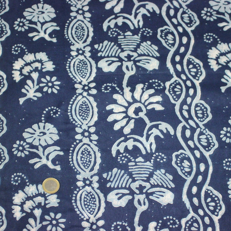 Tissu coton fin imprimé INDIENNES, bleu aux fleurs, frises et motifs géométriques bleu ciel et blancs - tissuspipi.com
