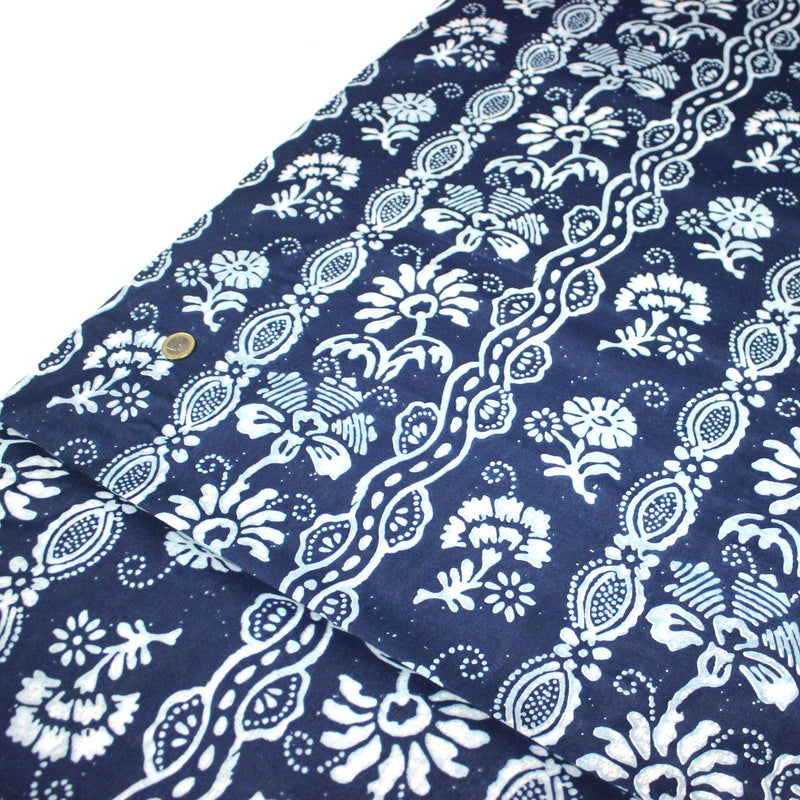 Tissu coton fin imprimé INDIENNES, bleu aux fleurs, frises et motifs géométriques bleu ciel et blancs - tissuspipi.com