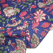 Tissu coton fin imprimé INDIENNES, bleu roi aux fleurs traditionnelles roses, vertes et écrues - tissuspipi.com