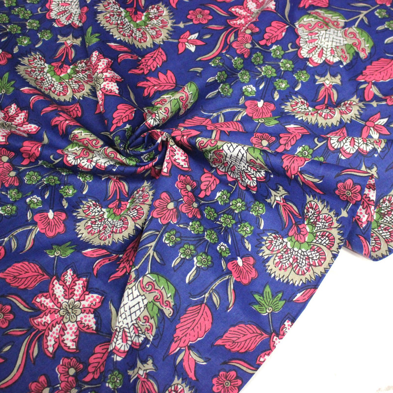 Tissu coton fin imprimé INDIENNES, bleu roi aux fleurs traditionnelles roses, vertes et écrues - tissuspipi.com