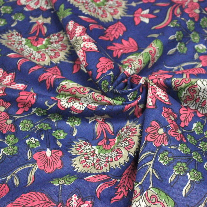 Tissu coton fin imprimé INDIENNES, bleu roi aux fleurs traditionnelles roses, vertes et écrues - tissuspipi.com