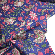 Tissu coton fin imprimé INDIENNES, bleu roi aux fleurs traditionnelles roses, vertes et écrues - tissuspipi.com