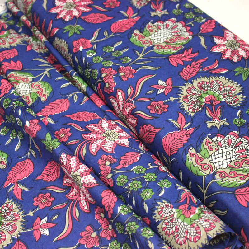 Tissu coton fin imprimé INDIENNES, bleu roi aux fleurs traditionnelles roses, vertes et écrues - tissuspipi.com