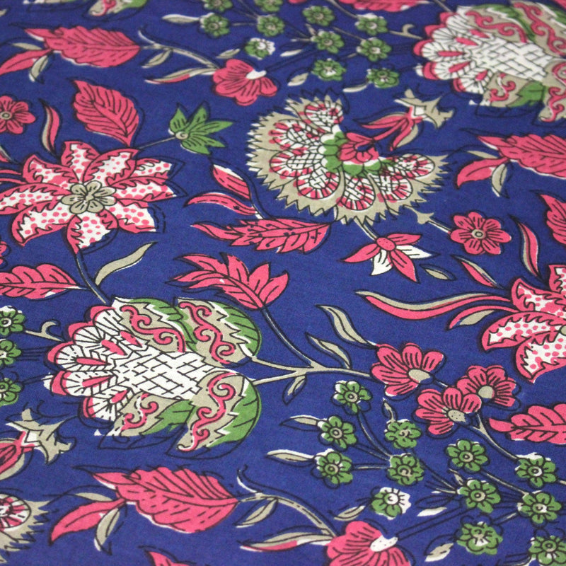 Tissu coton fin imprimé INDIENNES, bleu roi aux fleurs traditionnelles roses, vertes et écrues - tissuspipi.com