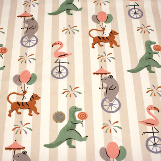 Tissu cotonnade enfant rayé sable blanc aux dinos, tigres et flamands rose - STANDARD 100 OEKO - TEX - tissuspipi.com