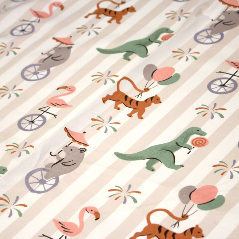 Tissu cotonnade enfant rayé sable blanc aux dinos, tigres et flamands rose - STANDARD 100 OEKO - TEX - tissuspipi.com