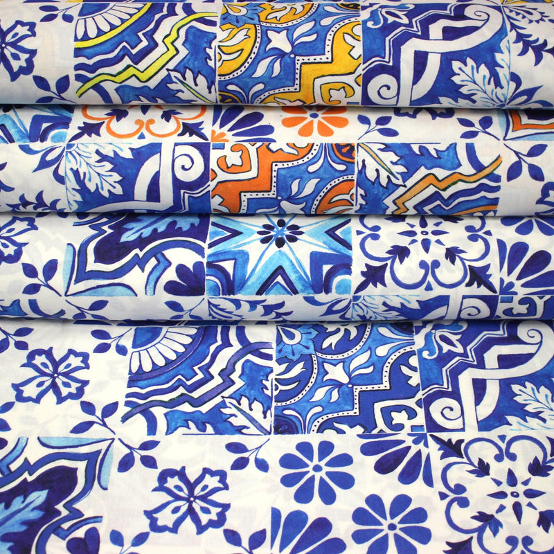 Tissu cotonnade AZULEJOS aux carreaux de faïence : bleu roi / bleu jaune / bleu orange - tissuspipi.com