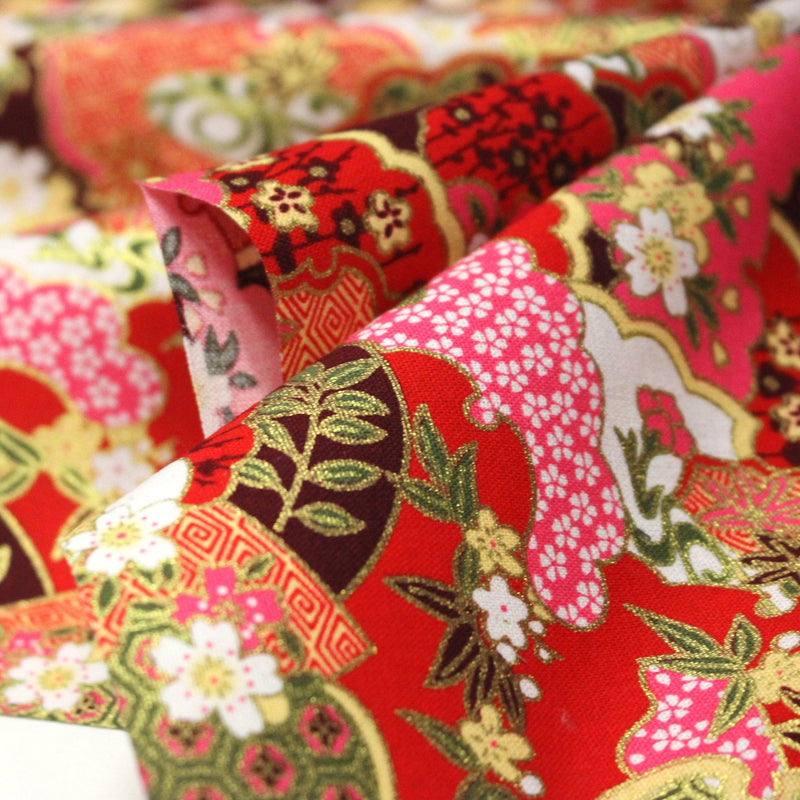 Tissu cotonnade motif japonais traditionnels : fleurs de cerisier, nuages et motifs géométriques dorés, fond bleu / rouge - COLLECTION JAPON DORÉ - tissuspipi.com
