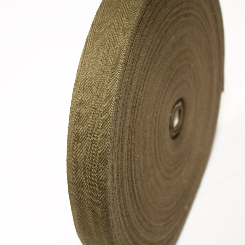 Ruban sergé de coton souple chevrons vert kaki 30mm - Galette de 100 mètres - Fabrication française - tissuspipi.com