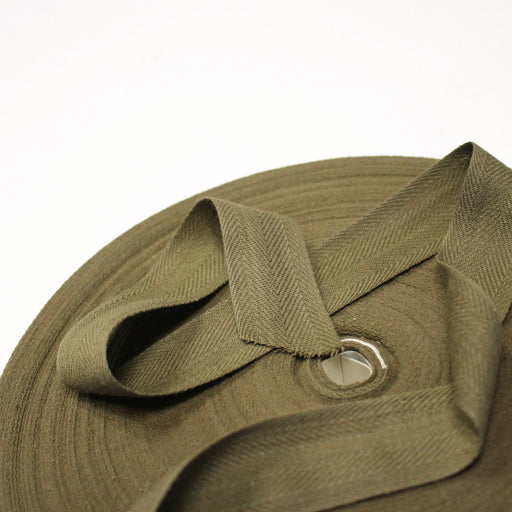 Ruban sergé de coton souple chevrons vert kaki 30mm - Galette de 100 mètres - Fabrication française - tissuspipi.com