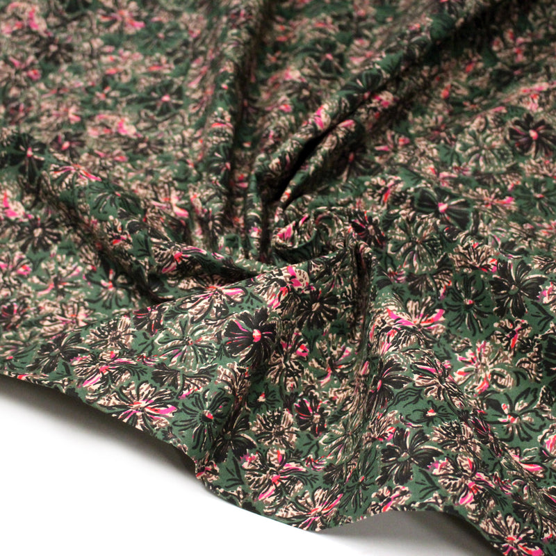 Tissu cotonnade ESTORIL fleuri vert aux touches noires, fuchsia et écrues - STANDARD 100 OEKO - TEX - tissuspipi.com