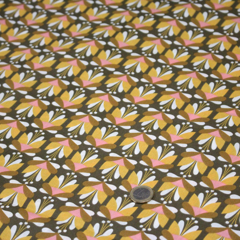 Tissu cotonnade SEVENTIES fleurs géométriques, jaune & rose fond kaki - STANDARD 100 OEKO - TEX - tissuspipi.com