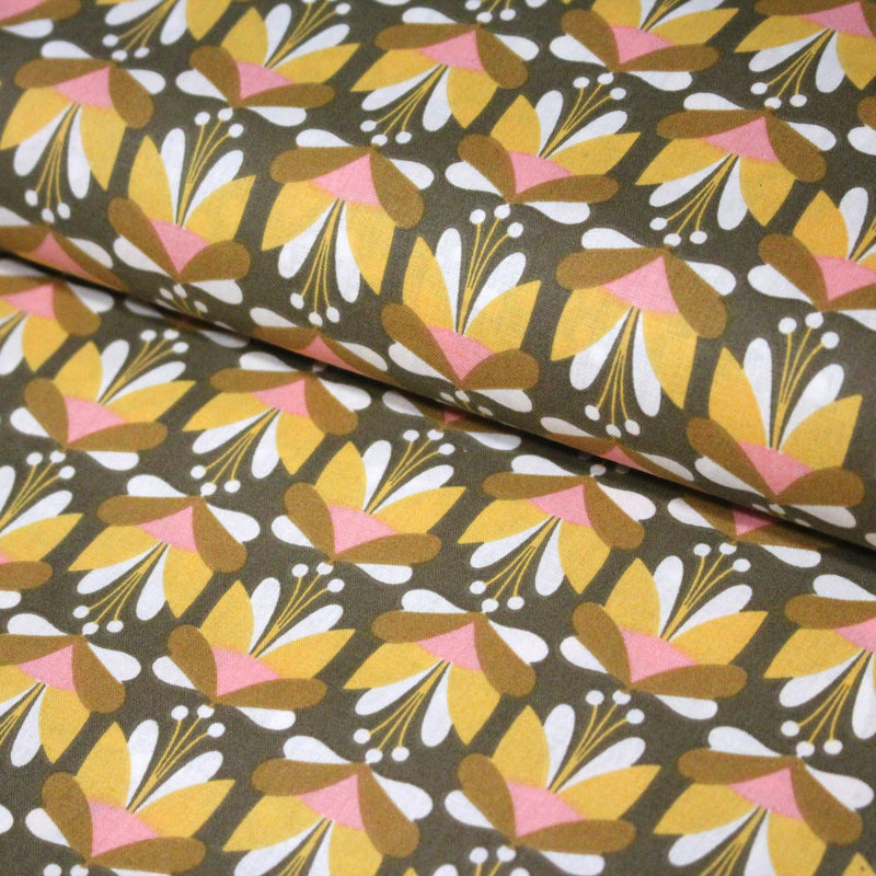 Tissu cotonnade SEVENTIES fleurs géométriques, jaune & rose fond kaki - STANDARD 100 OEKO - TEX - tissuspipi.com
