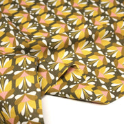 Tissu cotonnade SEVENTIES fleurs géométriques, jaune & rose fond kaki - STANDARD 100 OEKO - TEX - tissuspipi.com