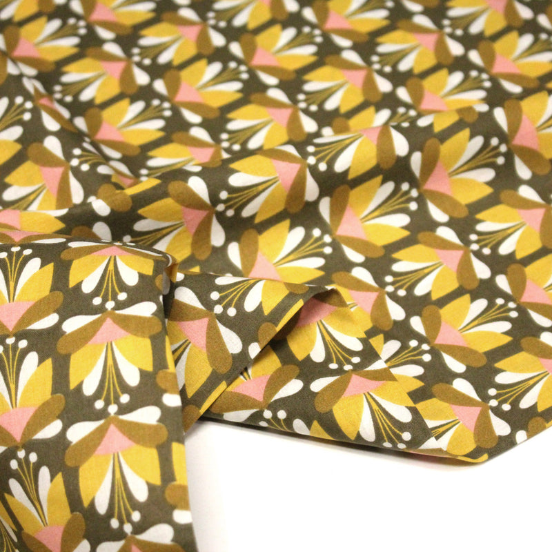 Tissu cotonnade SEVENTIES fleurs géométriques, jaune & rose fond kaki - STANDARD 100 OEKO - TEX - tissuspipi.com