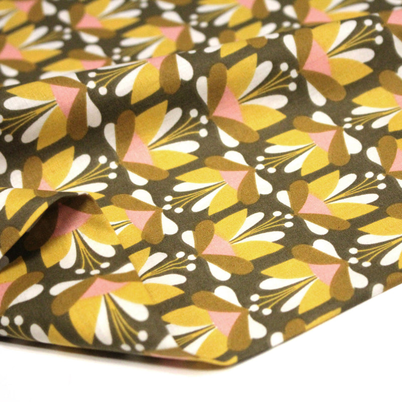 Tissu cotonnade SEVENTIES fleurs géométriques, jaune & rose fond kaki - STANDARD 100 OEKO - TEX - tissuspipi.com