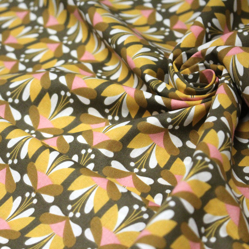 Tissu cotonnade SEVENTIES fleurs géométriques, jaune & rose fond kaki - STANDARD 100 OEKO - TEX - tissuspipi.com