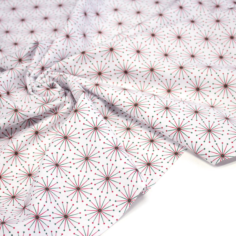 Tissu de Noël cotonnade aux étoiles vertes et rouges, fond blanc - tissuspipi.com