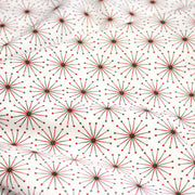 Tissu de Noël cotonnade aux étoiles vertes et rouges, fond blanc - tissuspipi.com