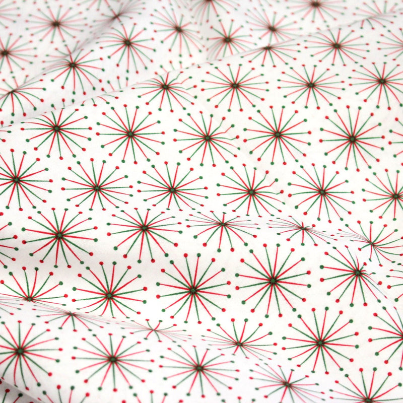 Tissu de Noël cotonnade aux étoiles vertes et rouges, fond blanc - tissuspipi.com