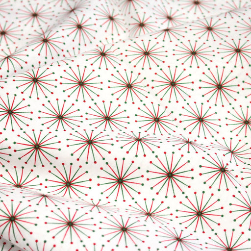 Tissu de Noël cotonnade aux étoiles vertes et rouges, fond blanc - tissuspipi.com