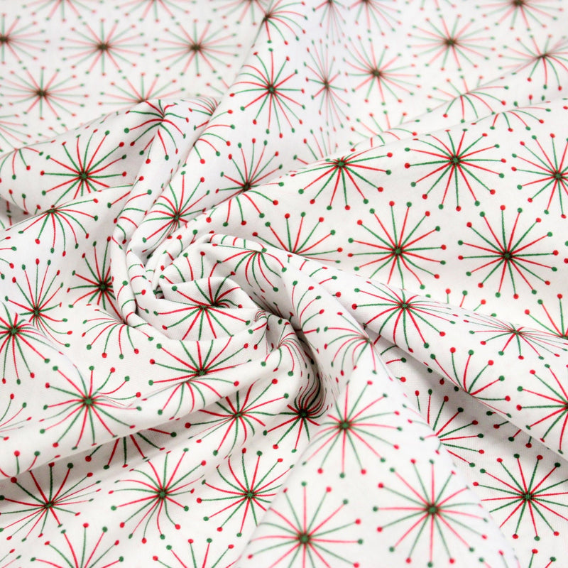 Tissu de Noël cotonnade aux étoiles vertes et rouges, fond blanc - tissuspipi.com