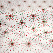 Tissu de Noël cotonnade aux étoiles vertes et rouges, fond blanc - tissuspipi.com