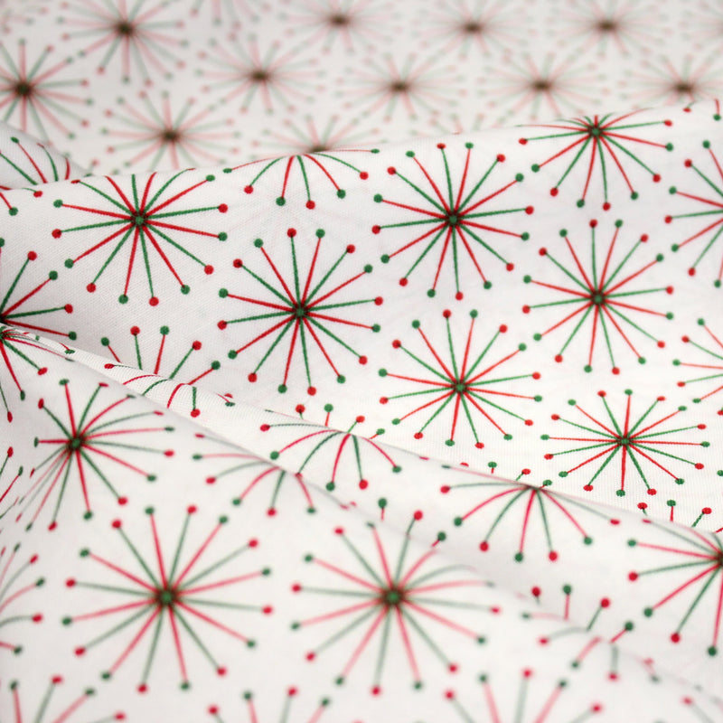 Tissu de Noël cotonnade aux étoiles vertes et rouges, fond blanc - tissuspipi.com