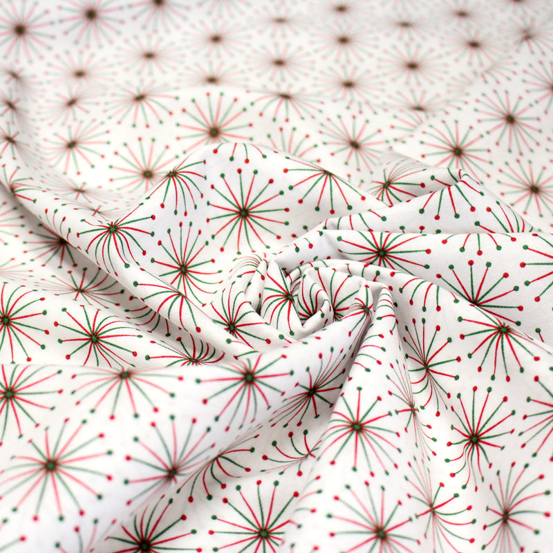 Tissu de Noël cotonnade aux étoiles vertes et rouges, fond blanc - tissuspipi.com